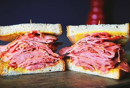 Smoked meat de Montréal sur pain de seigle