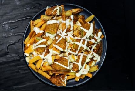 Poutine aux cornichons