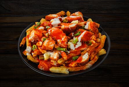 Poutine au poulet Buffalo (halal)
