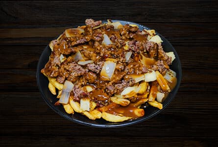 Poutine hamburger et oignons frits