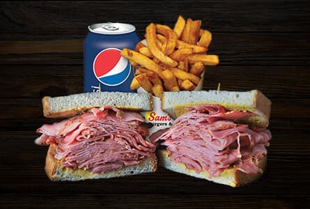 Smoked meat, frites et boisson gazeuse